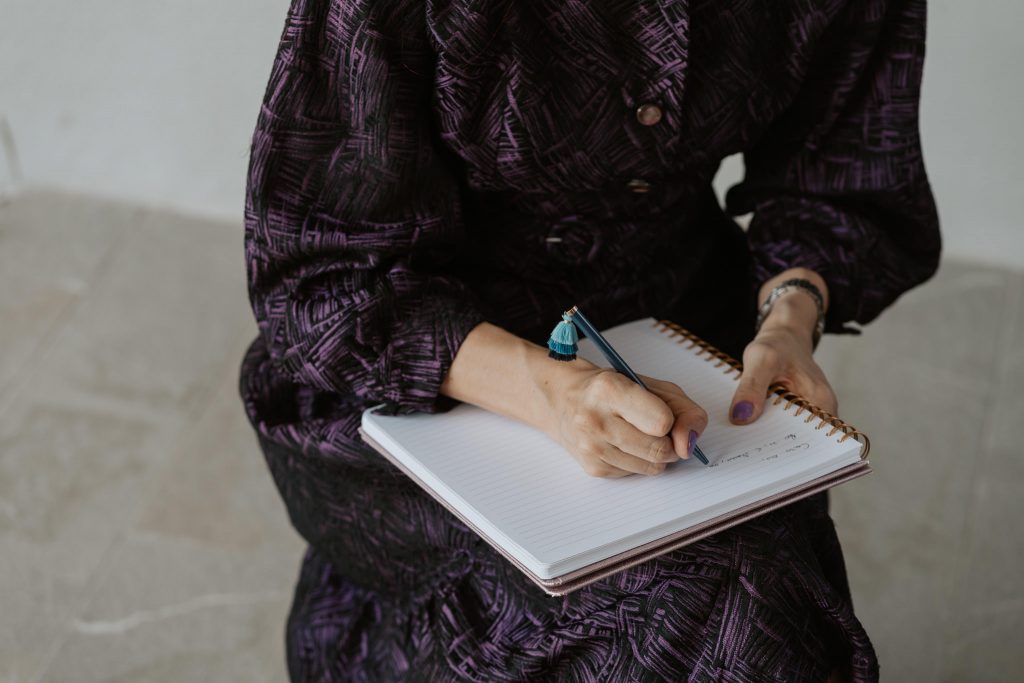 L'atto di scrivere un messaggio importante